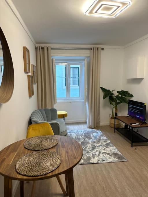 Stylish Renovated Apartment In Chiado Lisboa Dış mekan fotoğraf